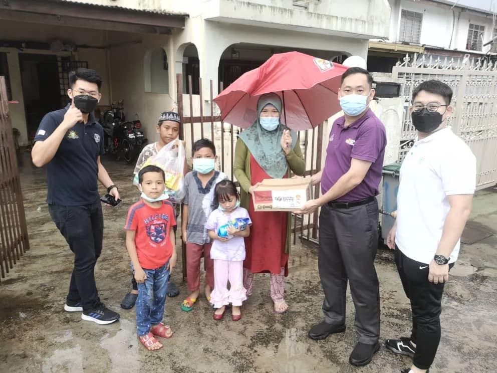 Donate food to residents at pasir gudang jalan meranti